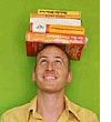 Mann mit Büchern auf dem Kopf