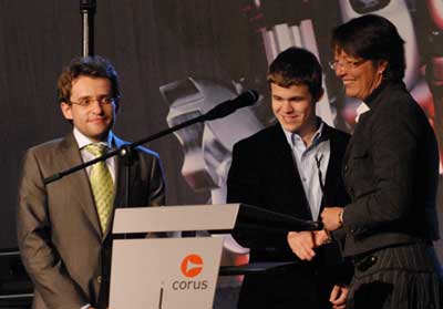 Aronian, Carlsen and Corus director Marjan Oudeman at the closing ceremony. 