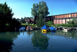 Popup-Link: Hochschule Rapperswil vom See aus gesehen