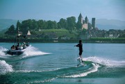 Popup-Link: Wasserskifahrer vor der Silouette de Schlosshügels von Rapperswil