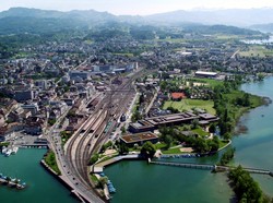 Popup-Link: Blick vom See aus über den Bahnhofrapperswil nach Jona