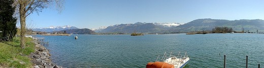Popup-Link: Rundblick über den oberen Zürichsee hin zu den Alpen